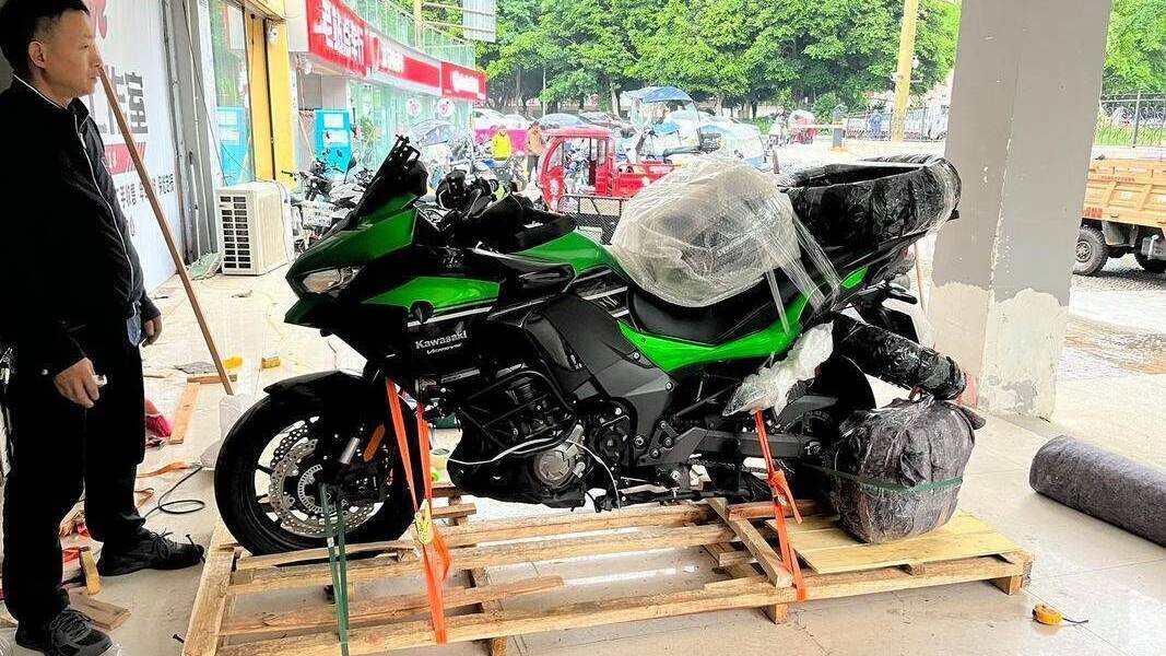 成都到洛川县摩托车木架打包装车实拍 成都到洛川县电瓶车托运多少钱_要不要拆电瓶(图1)