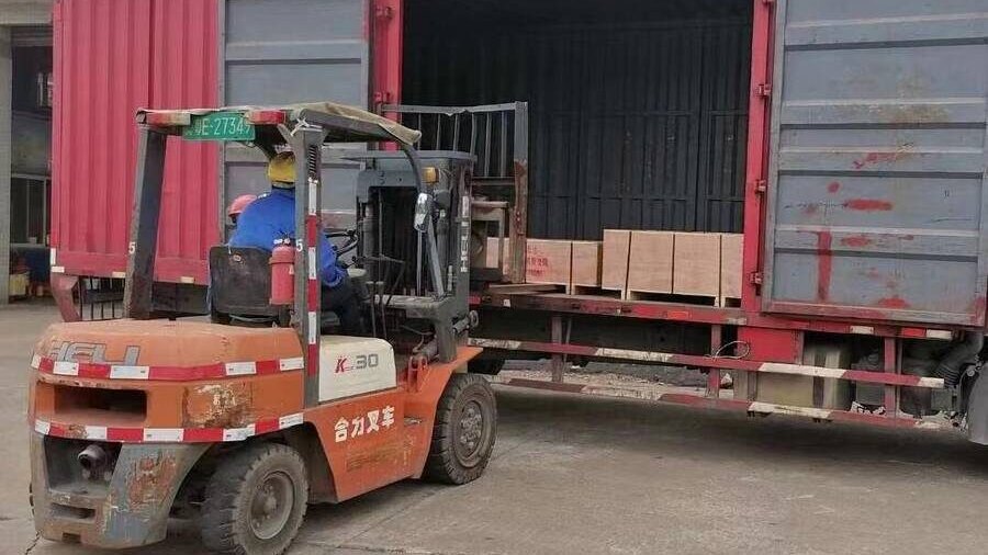 成都到乌鲁木齐叉车装敞顶集装箱实拍 成都到乌鲁木齐二手车托运费用_按车型(图3)