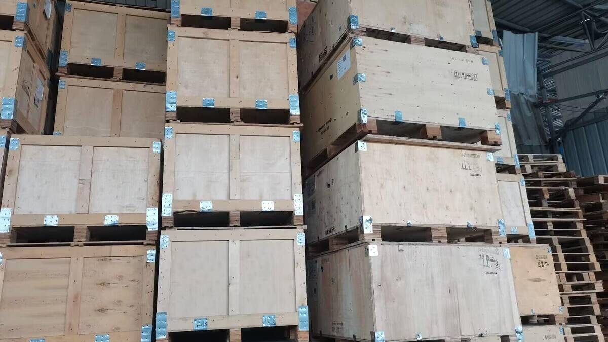 绵阳到大庆大型设备木箱包装实拍 绵阳到大庆整车运输多少钱一车_4.2到17.5米报价(图2)